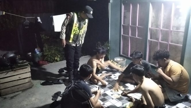 
					ANGGOTA POLSEK PULAU PETAK LAKSANAKAN PATROLI MALAM, GUNA MEWUJUDKAN KAMTIBMAS KONDUSIF DI WILAYAH KECAMATAN PULAU PETAK