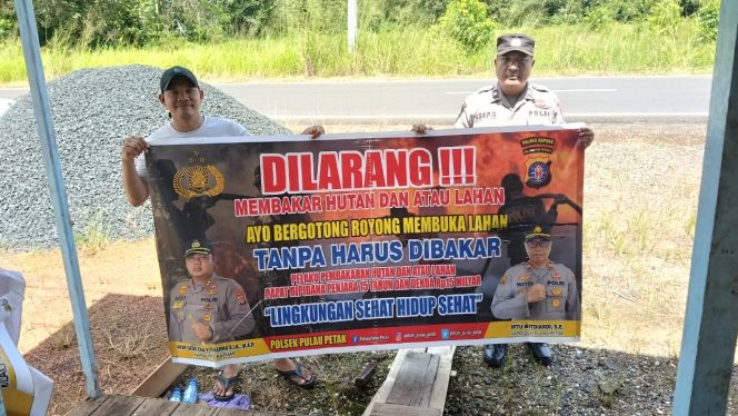 
					DALAM UPAYA PENCEGAHAN KEBARAN HUTAN DAN LAHAN, PERSONEL POLSEK PULAU PETAK SOSIALISASIKAN SANKSI PIDANA PELAKU KARHUTLA KE MASYARAKAT KECAMATAN PULAU PETAK