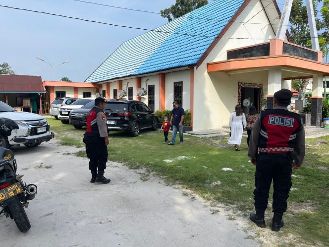 
					Sat Samapta Polres Sukamara Pastikan Kelancaran Lalu Lintas di Sekitar Gereja