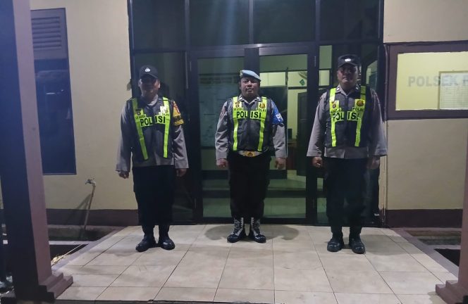 
					POLSEK PULAU PETAK LAKSANAKAN KEGIATAN SIAGA MAKO PADA MALAM HARI GUNA CIPTAKAN SITUASI AMAN