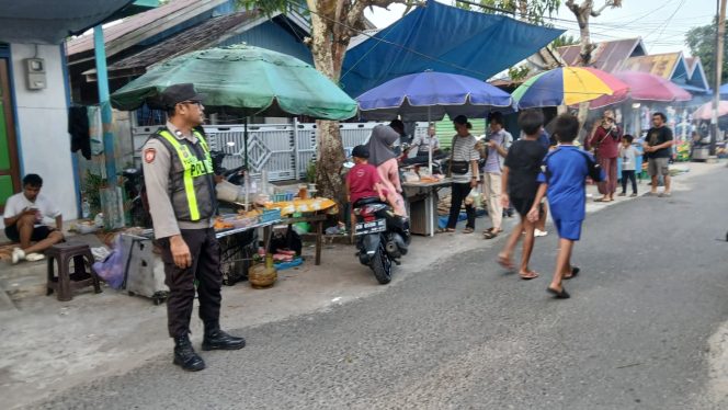 
					Jamin Keamanan Transaksi Masyarakat, Polsek Kapuas Barat Patroli Pasar Mingguan di Desa Saka Mangkahai