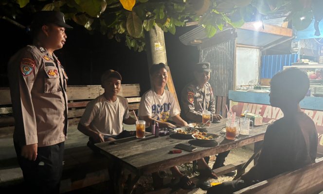 
					Hadirkan Rasa Aman, Personel Polres Gunung Mas Sambangi Warga di Pusat Keramaian Malam Hari