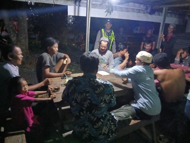 
					ANGGOTA POLSEK PULAU PETAK LAKSANAKAN PATROLI MALAM, GUNA MEWUJUDKAN KAMTIBMAS KONDUSIF DI WILAYAH KECAMATAN PULAU PETAK