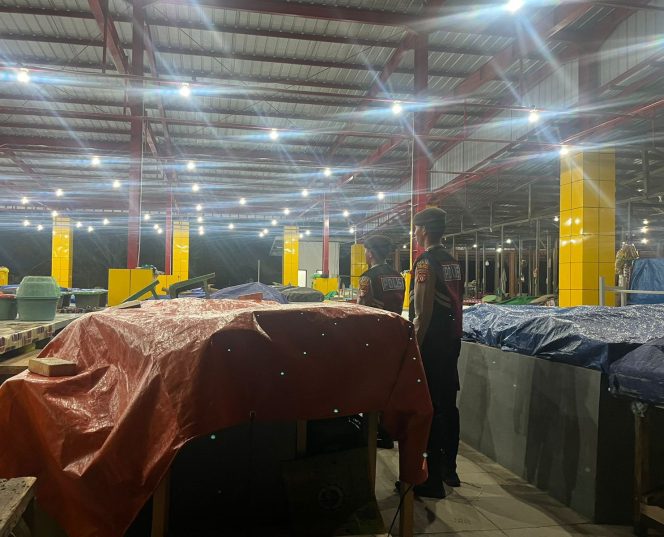 
					Ciptakan Lingkungan Kondusif, Sat Samapta Polres Sukamara Sambangi Pasar Saik Malam Hari