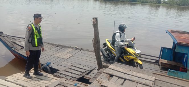 
					PASTIKAN KAMTIBMAS KONDUSIF, PERSONEL POLSEK PULAU PETAK LAKSANAKAN PATROLI DIALOGIS DERMAGA PELABUHAN PENYEBERANGAN DESA SEI TATAS HILIR