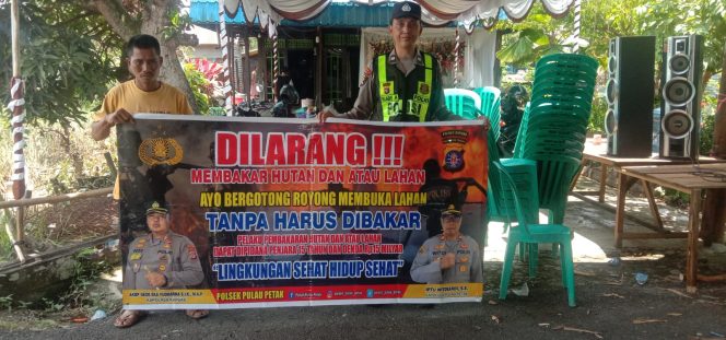 
					DALAM UPAYA PENCEGAHAN KEBARAN HUTAN DAN LAHAN, PERSONEL POLSEK PULAU PETAK SOSIALISASIKAN SANKSI PIDANA PELAKU KARHUTLA KE MASYARAKAT KECAMATAN PULAU PETAK