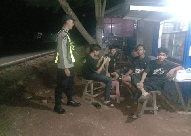 
					ANGGOTA POLSEK PULAU PETAK LAKSANAKAN PATROLI MALAM, GUNA MEWUJUDKAN KAMTIBMAS KONDUSIF DI WILAYAH KECAMATAN PULAU PETAK