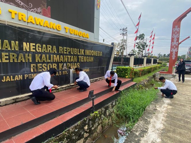 
					Polres Kapuas Laksanakan Program Indonesia ASRI, Personel Lakukan Kurvei Lingkungan Mako Polres Kapuas