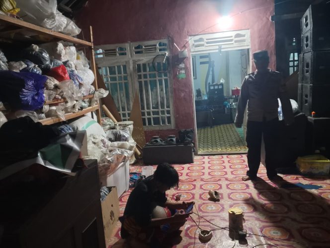 
					Patroli Dialogis Malam, Polsek Jelai Sampaikan Pesan Kamtibmas