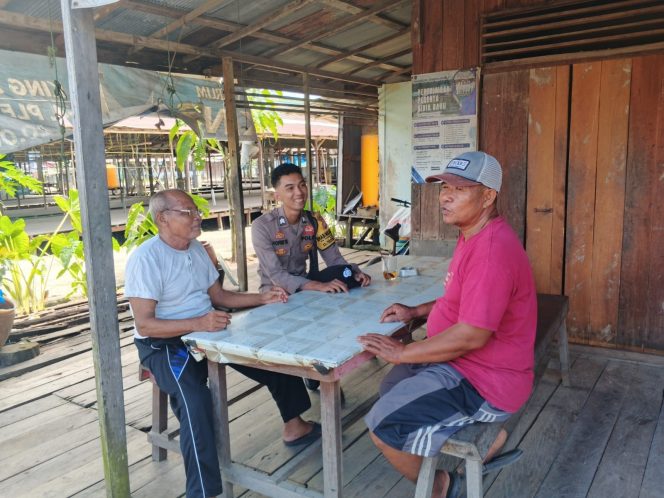 
					Sambang Warga, Bhabinkamtibmas Polsek Sebangau Kuala Pererat Silaturahmi