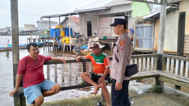 
					Patroli Dialogis Pagi, Polsek Jelai Dekatkan Diri dengan Masyarakat