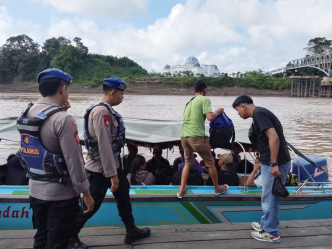 
					Perkuat Keamanan Wilayah Perairan, Satpolairud Polres Barito Utara Intensifkan Sambang Polmas di Sepanjang DAS Barito