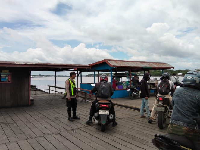 
					Patroli Sore di Pelabuhan Mandomai, Polisi Pastikan Penyeberangan Ferry Aman dan Lancar