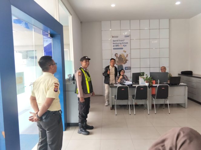 
					Polsek Kapuas Barat Sambangi BRI Mandomai, Patroli Objek Vital Jaga Keamanan Nasabah