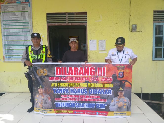 
					DALAM UPAYA PENCEGAHAN KEBARAN HUTAN DAN LAHAN, PERSONEL POLSEK PULAU PETAK SOSIALISASIKAN SANKSI PIDANA PELAKU KARHUTLA KE MASYARAKAT KECAMATAN PULAU PETAK