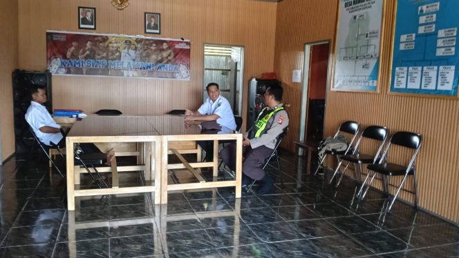 
					PERSONIL POLSEK PULAU PETAK LAKSANAKAN PATROLI DIALOGIS KE DESA-DESA WILAYAH KECAMATAN PULAU PETAK
