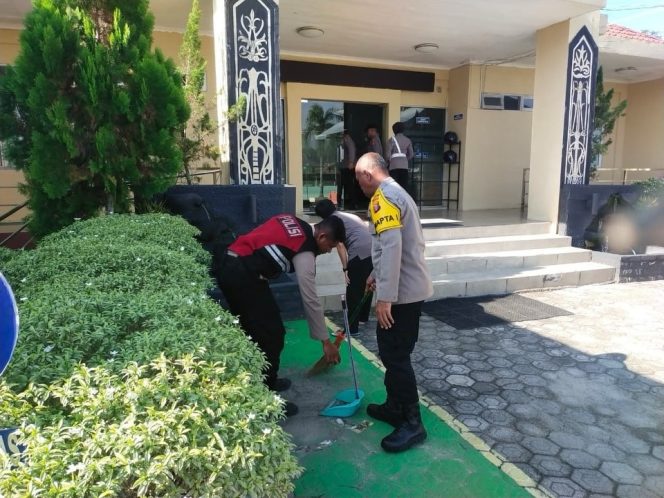 
					Jaga Kebersihan Mako, Piket Penjagaan Polres Pulang Pisau Gelar Aksi Asri