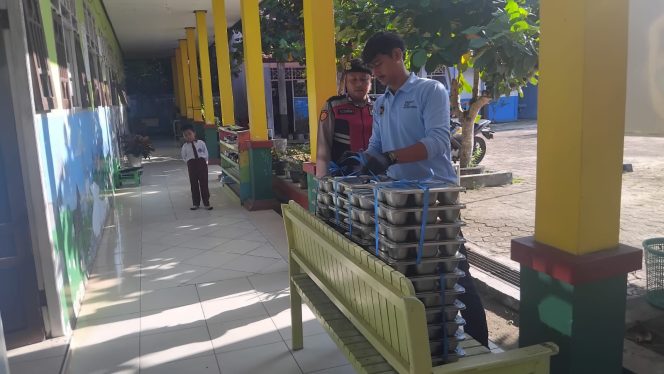 
					Jamin Keamanan Pangan, Sat Samapta Polres Sukamara Kawal Distribusi MBG ke Siswa