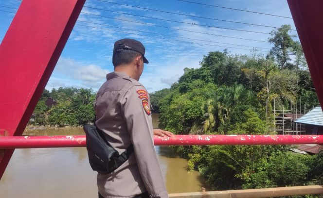 
					Hadirkan Rasa Tenang bagi Warga Bantaran, Personel Polsek Manuhing Cek Rutin Debit Sungai