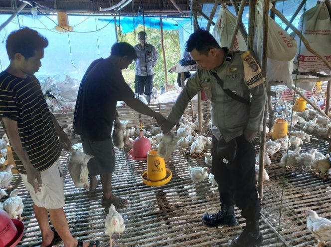 
					Dekatkan Diri dengan Masyarakat, Bhabinkamtibmas Polsek Kapuas Barat Sambangi Warga Desa Anjir Kalampan
