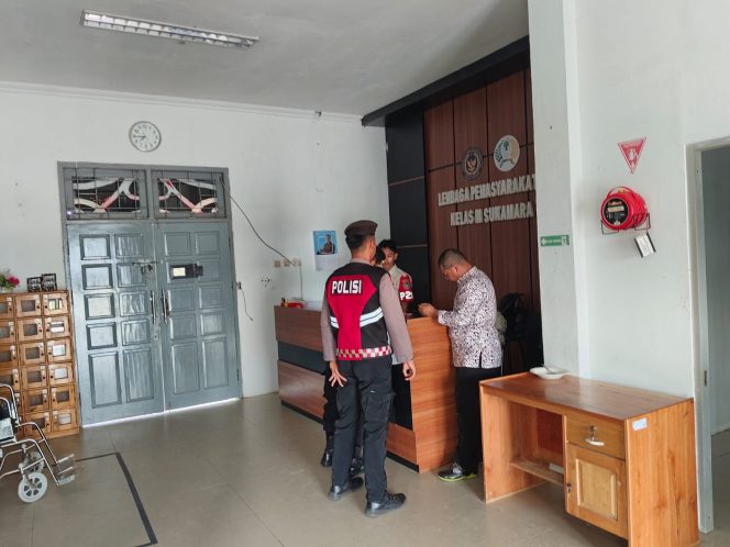 
					Hadirkan Rasa Aman, Sat Samapta Polres Sukamara Sambangi Obyek Vital pada Jam Rawan