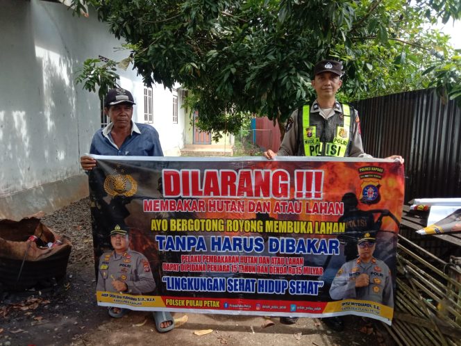 
					DALAM UPAYA PENCEGAHAN KEBARAN HUTAN DAN LAHAN, PERSONEL POLSEK PULAU PETAK SOSIALISASIKAN SANKSI PIDANA PELAKU KARHUTLA KE MASYARAKAT KECAMATAN PULAU PETAK
