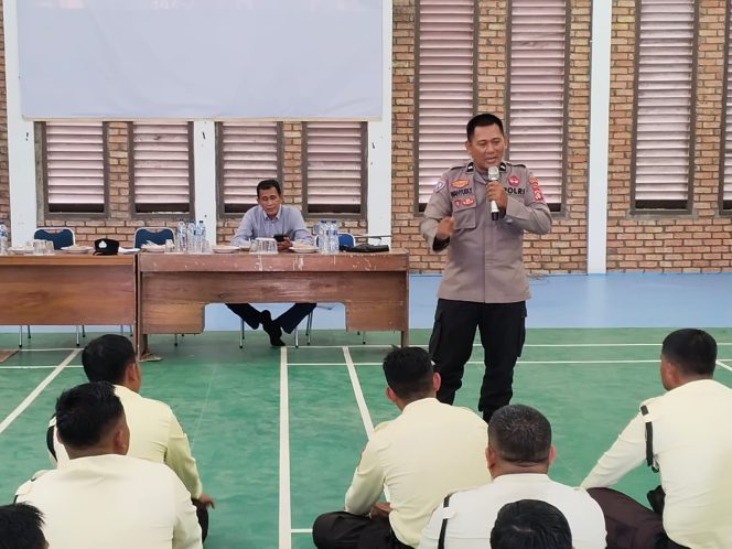 
					Bangun Mental Profesional, Polsek Balai Riam Sambangi Satpam PT HHK di Desa Lupu Peruca
