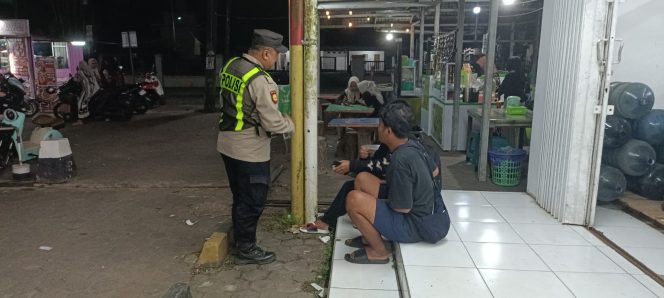 
					Cegah Gangguan Kamtibmas Malam Hari, Anggota Polsek Kapuas Timur Melaksanakan Patroli Dialogis kepada Warga Masyarakat