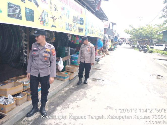 
					Piket polsek lakukan Patroli ke pasar harian Pujon desa Pujon.