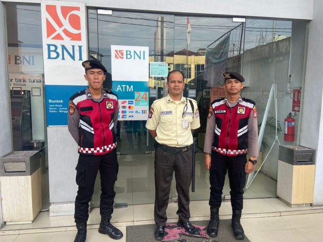 
					Patroli Rutin, Personel Satsamapta Polres Barsel Sambangi Obyek Vital 