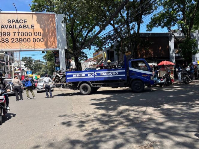 
					Parkir Liar, Puluhan Kendaraan Ditindak di Kawasan Rawan Macet Kota Bandung
