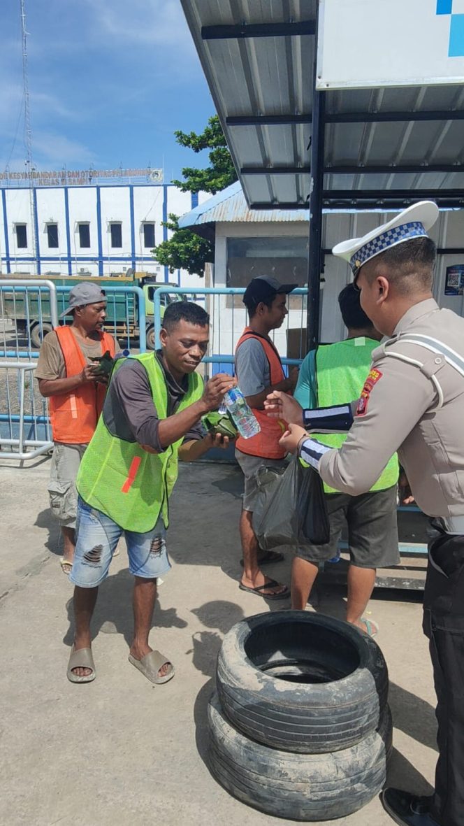 
					Peringati Hari Buruh, Satlantas Polres Kotim Berikan Edukasi Lalin dan Bagikan Sarapan Gratis di Pelabuhan Pelindo