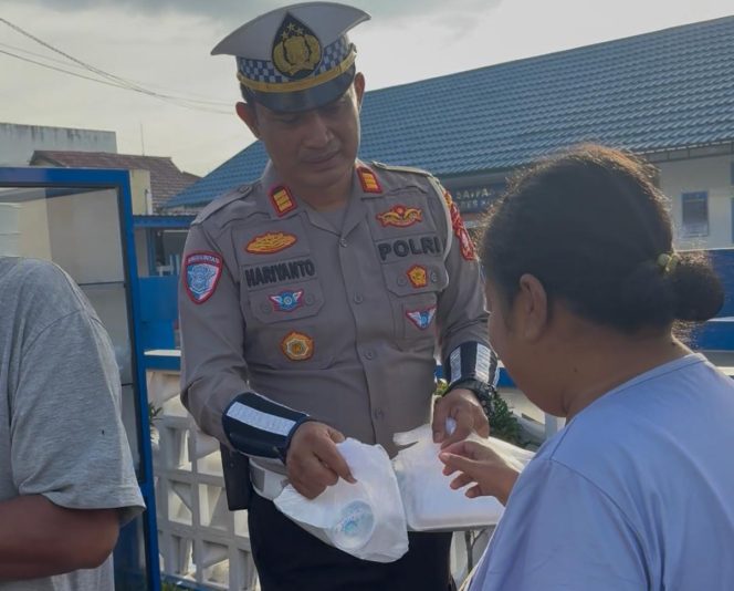 
					Satlantas Polres Kotim Gelar Kegiatan Sosial Rangkul Sedekah Bersama Komunitas