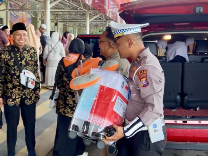 
					Lancar dan Kondusif, Satlantas Polres Kotim Kawal Keberangkatan Jemaah Haji di Bandara H. Asan Sampit