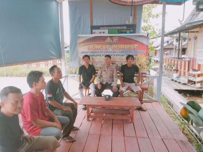 
					Jum’at Curhat,  personil Polsek Kapuas Tengah Tampung langsung Keluh Kesah Warga Desa Pujon.