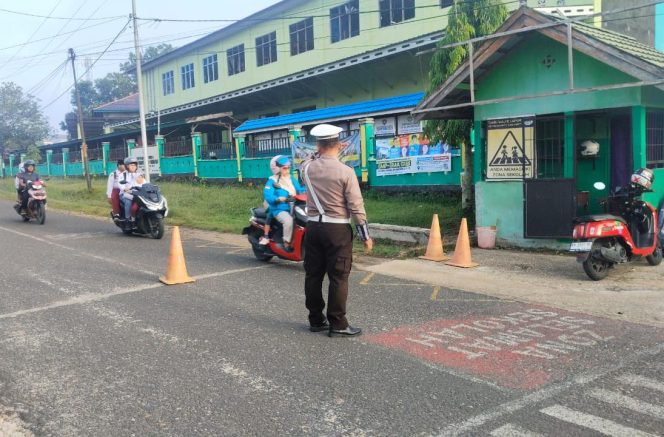 
					Satlantas Gatur Pagi Di Lingkungan Sekolah Ciptakan Kamselticarlantas Yang Aman dan Kondusif Di Kota Puruk Cahu