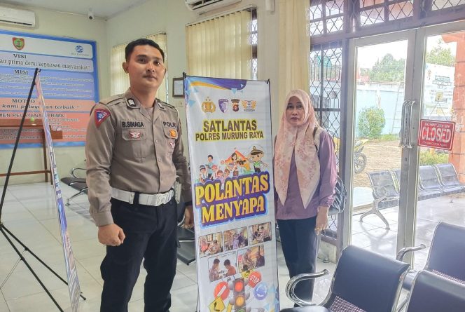 
					Maksimalkan Polantas Menyapa, Patugas Samsat Murung Raya Dampingi Pemohon Perpanjangan Pajak Kendaraan Bermotor
