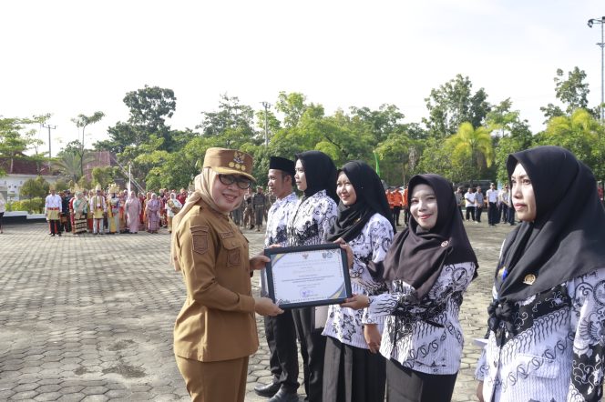 
					Peringati Hardiknas 2026, Pemkab Way Kanan Berikan Penghargaan kepada 5 Guru Teladan
