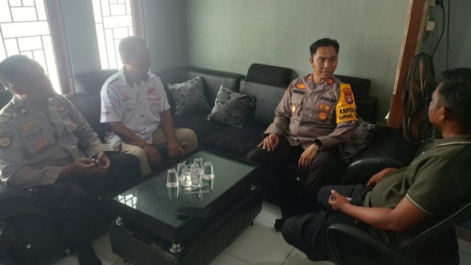 
					Polsek Kapuas Timur Sambangi Tokoh Masyarakat di Desa Anjir Serapat Timur