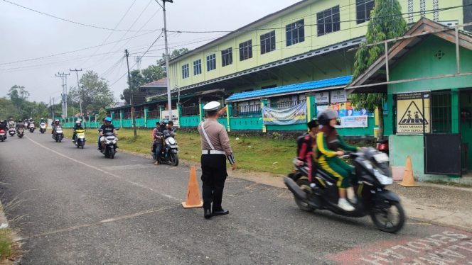 
					Polisi Gatur Pagi Di Lingkungan Sekolah Ciptakan Kamseltibcarlantas Yang Aman dan Kondusif Di Kota Puruk Cahu