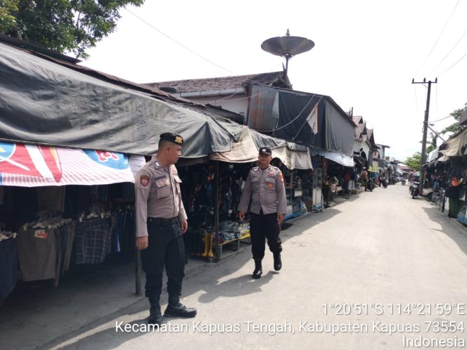 
					Piket polsek lakukan Patroli ke pasar harian Pujon desa Pujon.