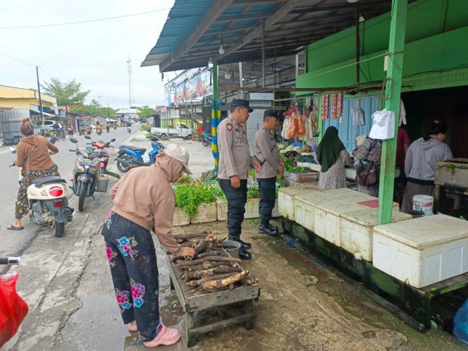 
					Personil polsek lakukan Patroli ke pasar harian Pujon desa Pujon.