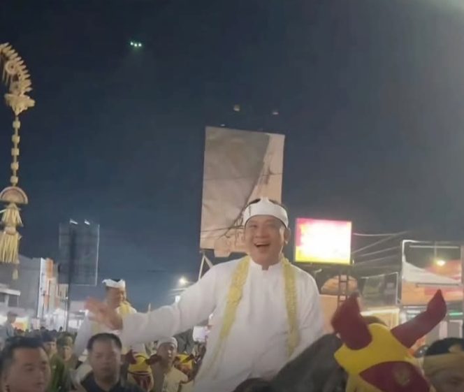 
					Ribuan Warga Karawang Antusias Menyaksikan Pelaksanaan Kirab  udaya Mahkota Binomasih