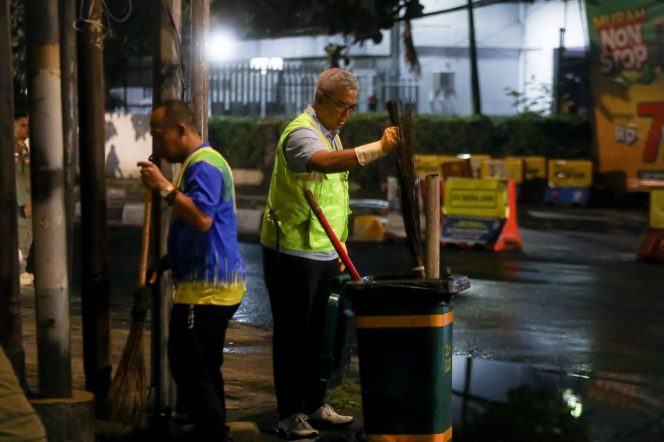 
					Sasapu Bandung Ke-4, Wali Kota Pimpin Pembersihan Kawasan Kebon Jati hingga Paskal