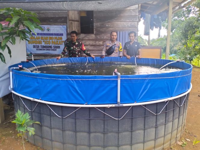 
					Dukung Ketahanan Pangan, Bhabinkamtibmas dan Babinsa Pospol Sei Babuat Sambangi Budidaya Ikan di Desa Tumbang Saan