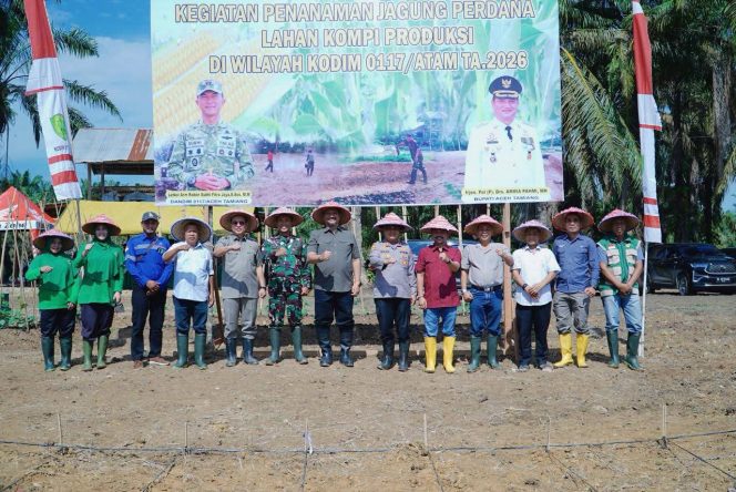 
					Bupati Armia Pahmi bersama Kodim 0117/Aceh Tamiang Tanam Jagung