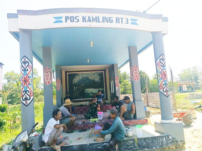 
					Pererat Silaturahmi, Babinsa Koramil 1015-07/Parenggean Aktif Laksanakan Komsos di Desa Binaannya