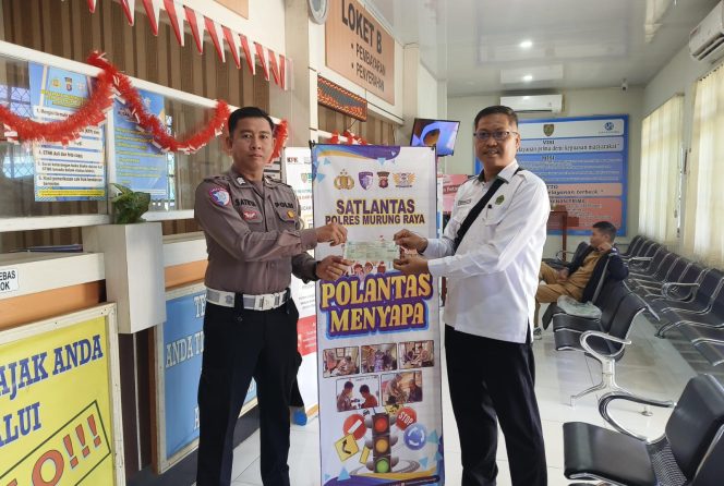 
					Petugas Samsat Murung Raya Layanani Pemohon Dengan Sapa & Humanis Masyarakat Melalui “Polantas Menyapa”