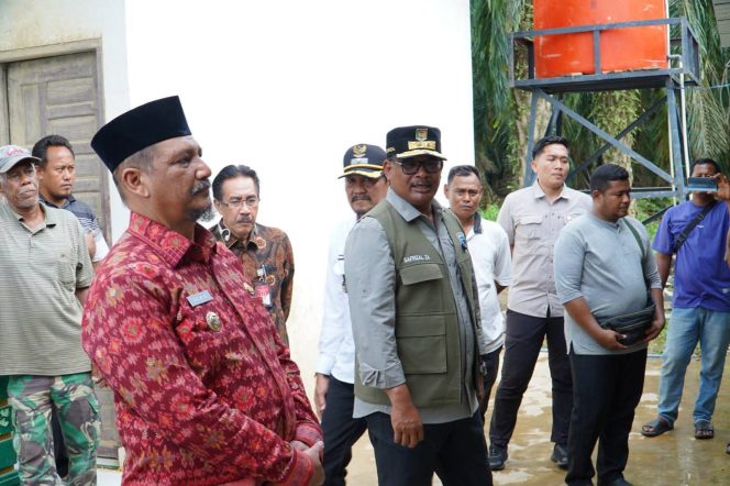 
					Dirjen Adwil Kemendagri bersama Bupati ATAM Tinjau Instalasi Air Bersih