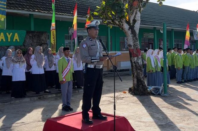
					Jadi Irup di MAN 1, Kanit Gakkum Satlantas Polres Murung Raya Ajak Pelajar Tertib Berlalu Lintas